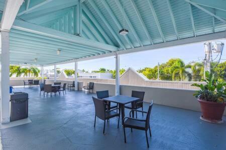 קי וסט New Casa Caribe By Brightwild- Two-Story Condo Rooftop Pool מראה חיצוני תמונה