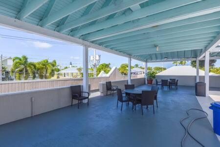 קי וסט New Casa Caribe By Brightwild- Two-Story Condo Rooftop Pool מראה חיצוני תמונה