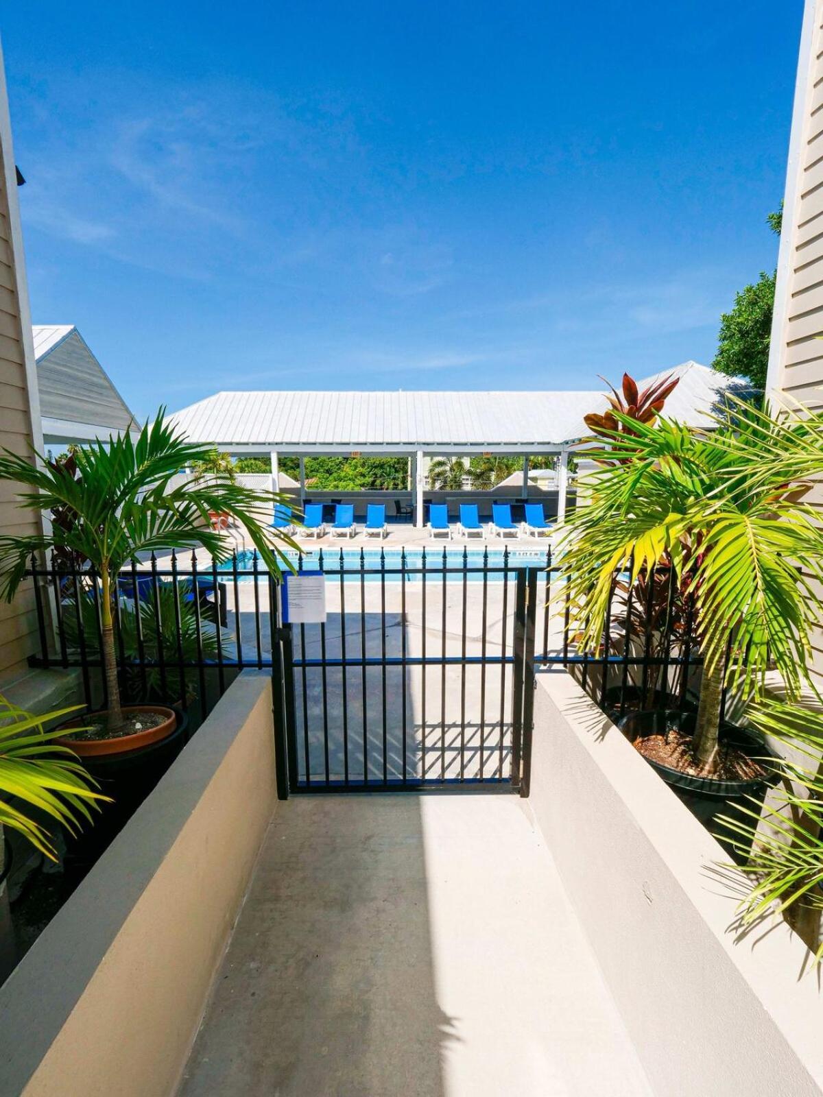 קי וסט New Casa Caribe By Brightwild- Two-Story Condo Rooftop Pool מראה חיצוני תמונה